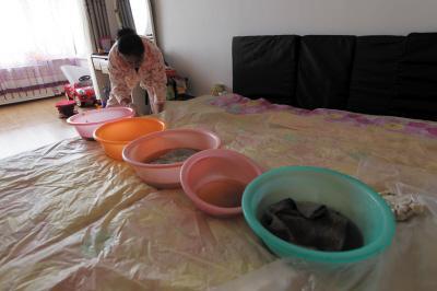 林甸楼上漏水，住户失联，小区没物管，业主维权难！律师来支招……